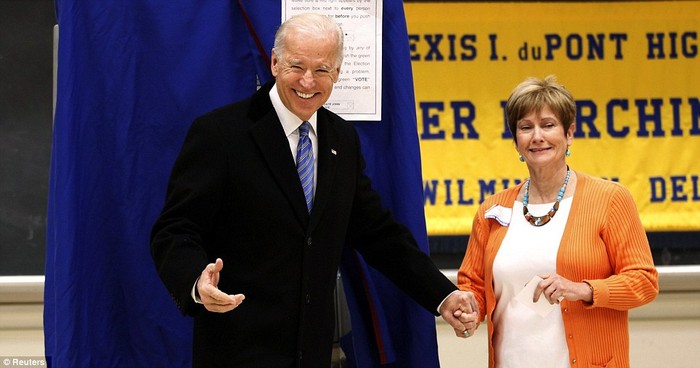 Phó Tổng thống Joe Biden trở về nhà ở Greenville, Delaware để cùng vợ đi bỏ phiếu.